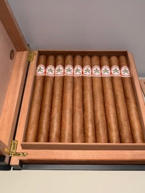 Hoyo_de_Monterrey_Maravillas_Box_of_Cigars_-_EGM_Cigars.jpg